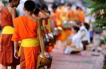 中领馆提醒在老挝向僧侣布施注意事项